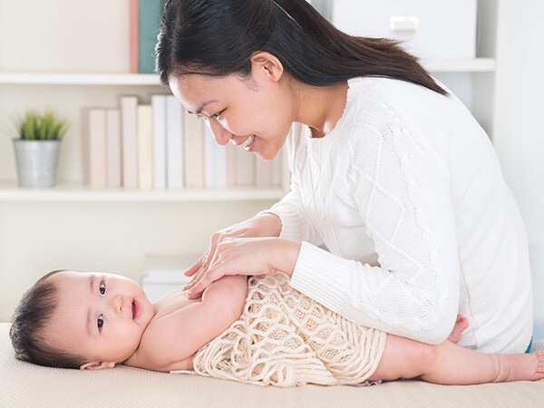 Massage bụng cho bé sơ sinh để giảm khí và cải thiện tiêu hóa